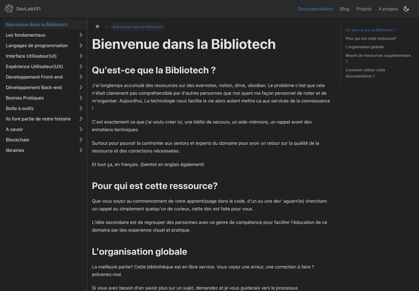 Interface réelle de DevLab101 en thème sombre. La sidebar gauche affiche le sommaire de la Bibliotech : fondamentaux, langages, interface utilisateur, expérience utilisateur, front-end, back-end, bonnes pratiques, boîte à outils, histoire, blockchain et librairies.